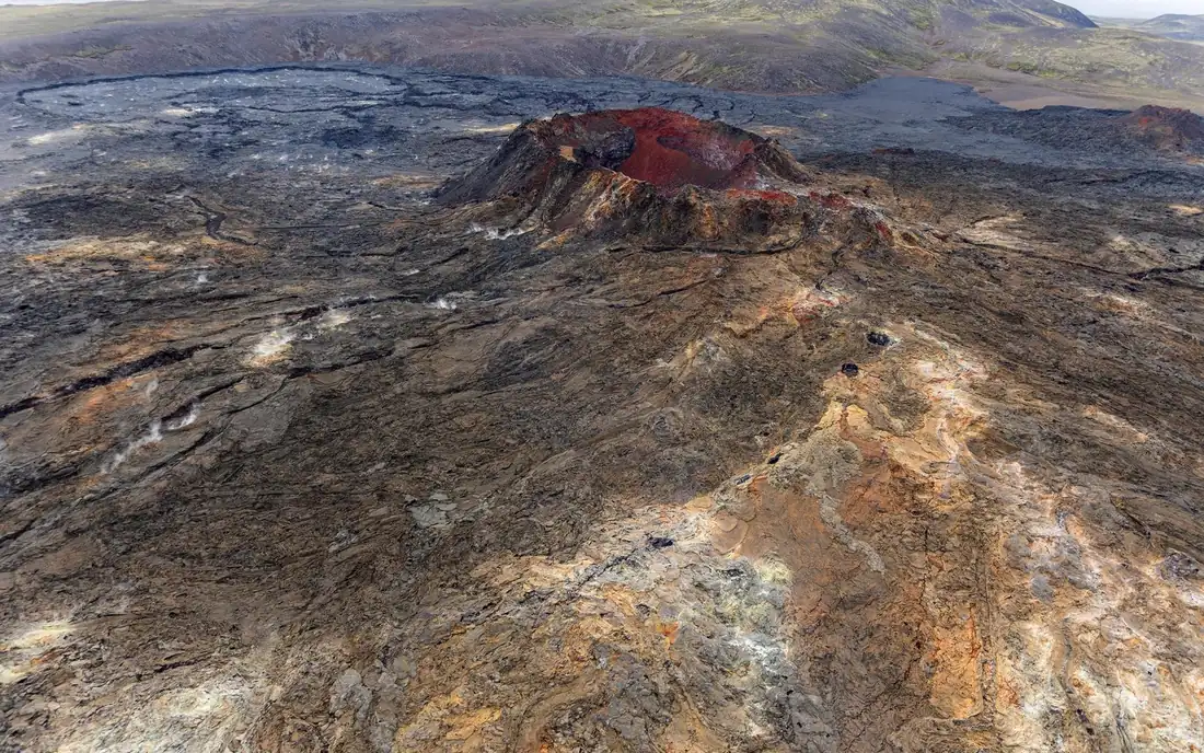 Ein Vulkankrater auf der Reykjanes-Halbinsel aus einem Hubschrauber gesehen