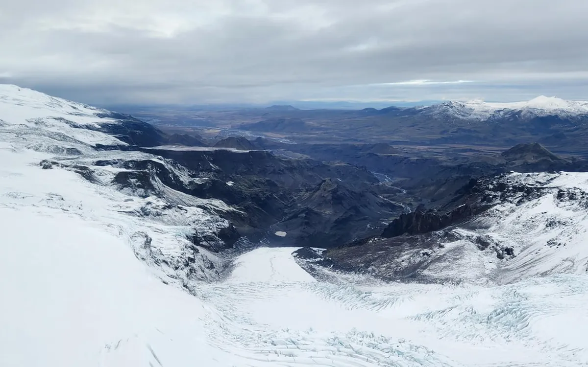 Eine Gletscherzunge im Südwesten Islands, aus einem Hubschrauber fotografiert