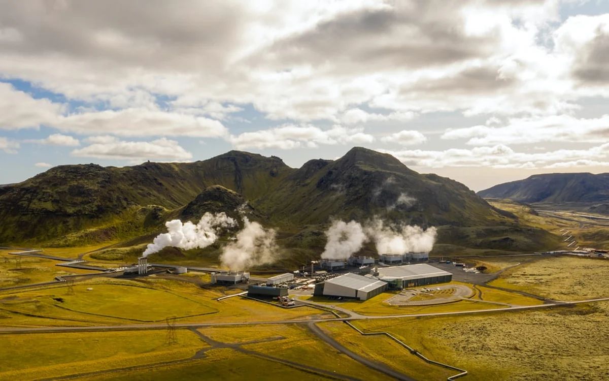 Dampf steigt aus dem geothermischen Feld Hengill im Südwesten Islands auf