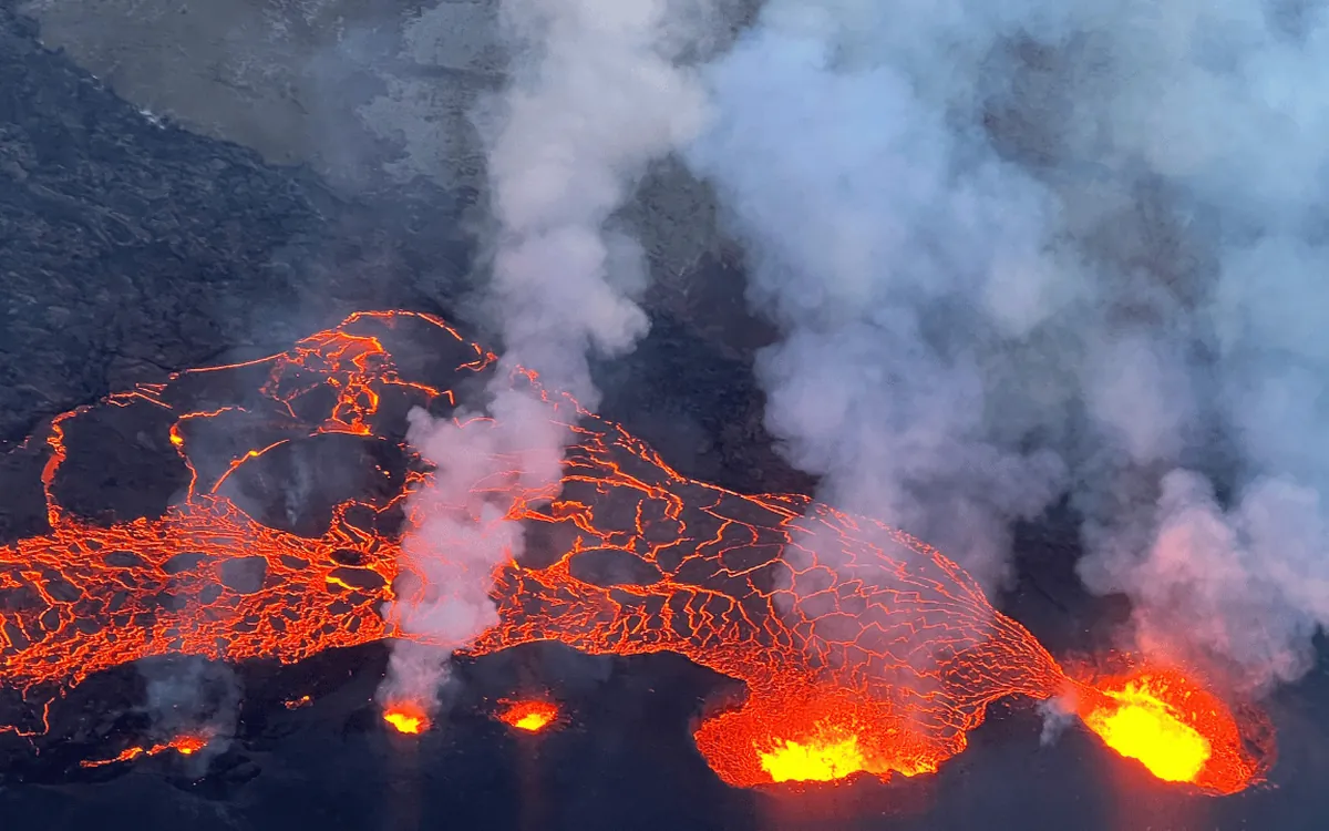 Ein Lavastrom mit aufsteigendem Dampf auf der Reykjanes-Halbinsel, aus der Luft fotografiert