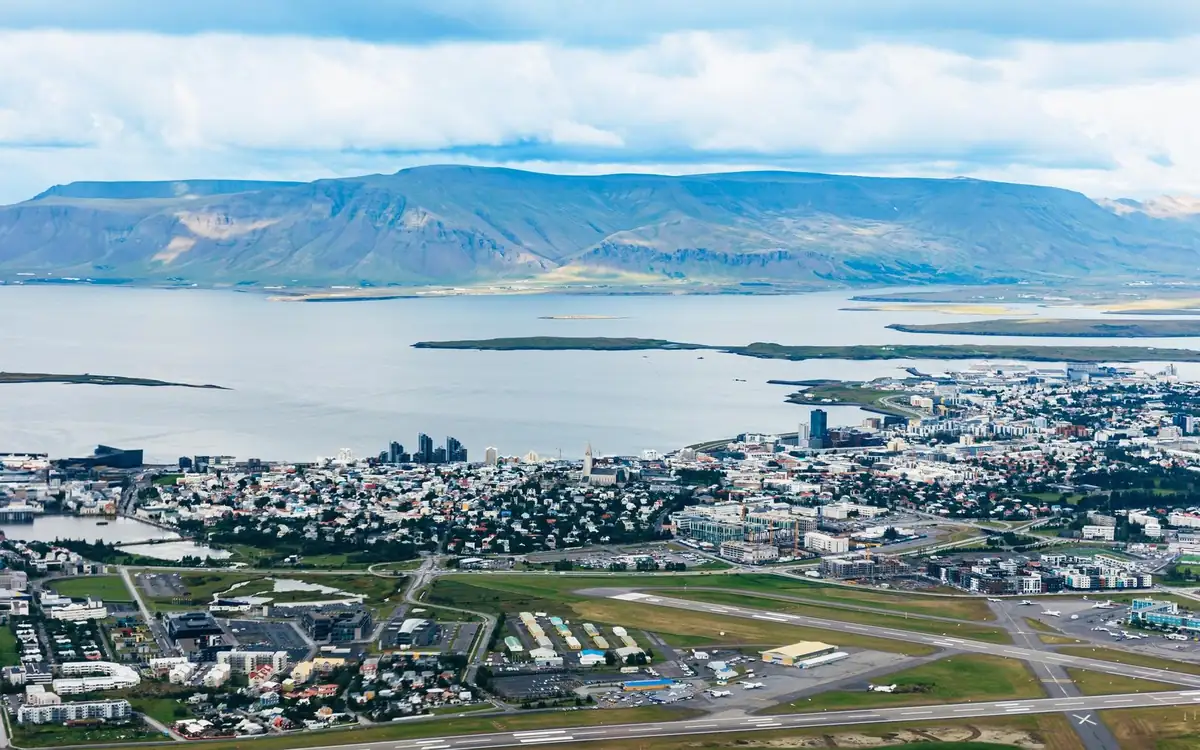 Reykjavik und der Berg Esja über der Bucht, aus einem Hubschrauber fotografiert