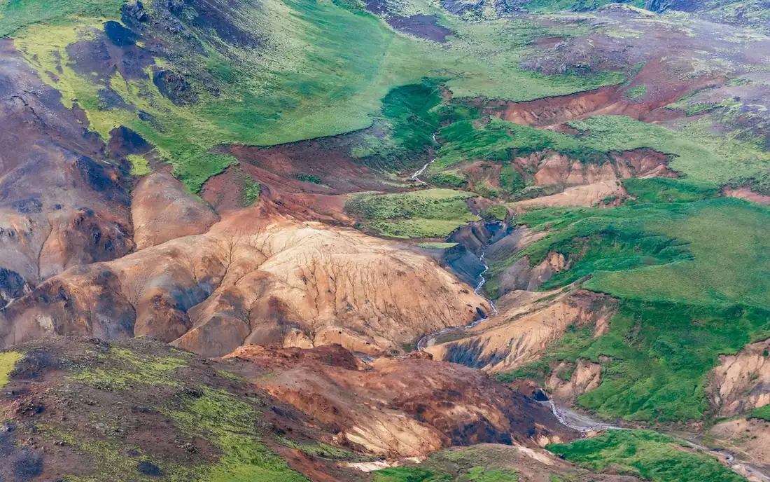 Die Rhyolithberge von Landmannalaugar in Ocker, Grün und Rost, aus der Luft gesehen