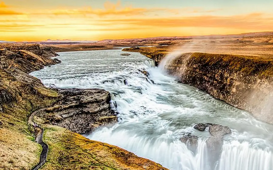 Ein Wasserfall auf der Golden-Circle-Route im Südwesten Islands