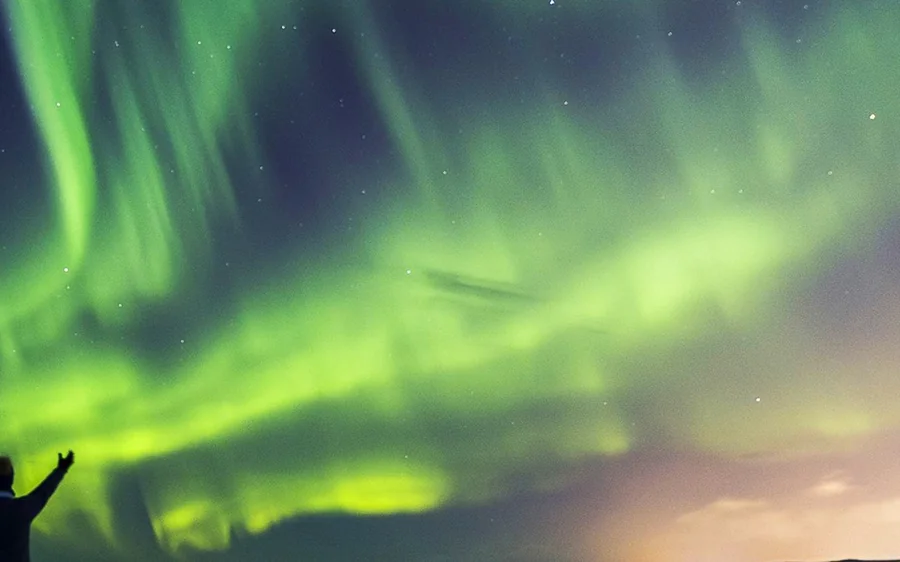 Les aurores boréales au-dessus d'un paysage islandais enneigé